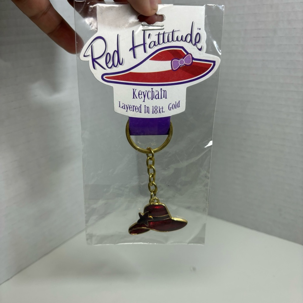 RED H'ATTITUDE NWT Keychain Red Hat Society 18 kt.‎ Gold Layered Hat w/Flower